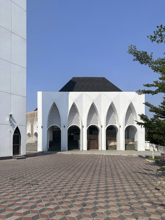 Большая мечеть Аль-Муттакин / Архитектор Андырахман - Экстерьерная фотография, Аркада