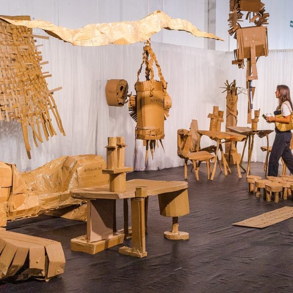 Zaventem Ateliers воссоздает мебель из картона после задержек на таможне