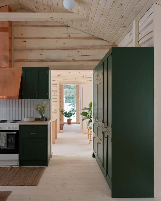 Huvila House / Jenni Reuter - Фотография интерьера, кухня, столешница, окна, балка, колонна