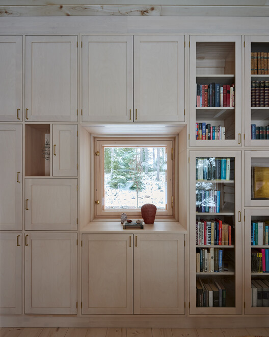 Huvila House / Jenni Reuter - Фотография интерьера, шкаф, стеллажи, дерево, окна