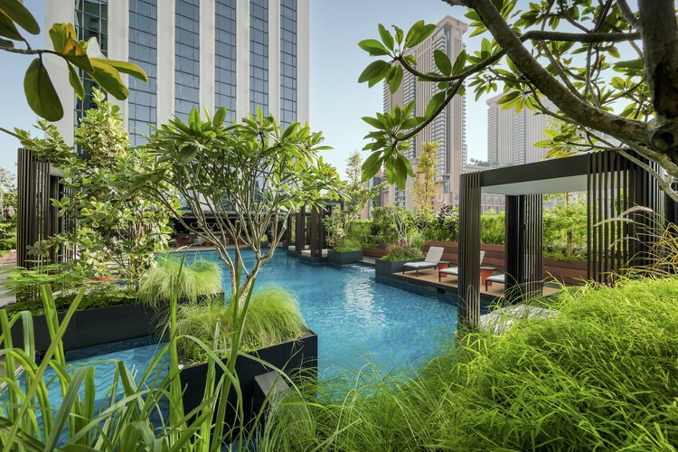 Parkroyal Collection Hotel Kuala Lumpur / FDAT Architects – Экстерьерная фотография, окна, сад