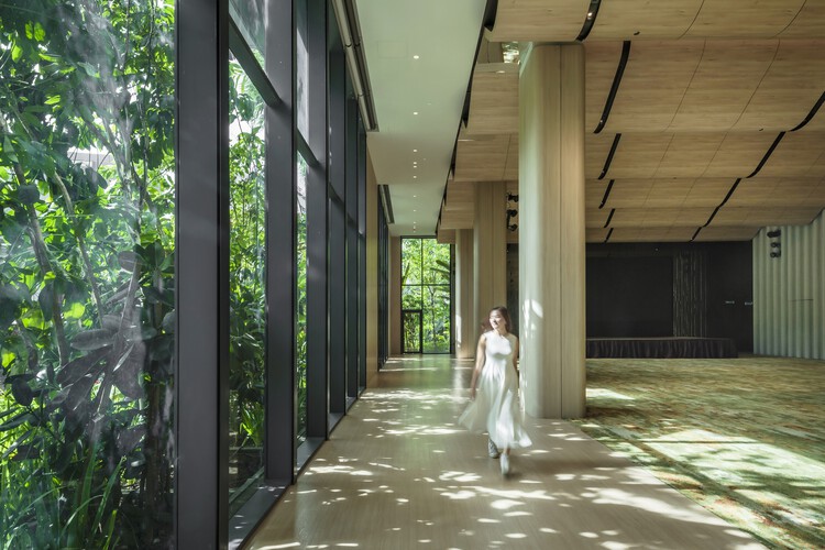 Parkroyal Collection Hotel Kuala Lumpur / FDAT Architects — Фотография интерьера, лес