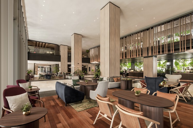 Parkroyal Collection Hotel Kuala Lumpur / FDAT Architects — Фотография интерьера, гостиная, стол, стул