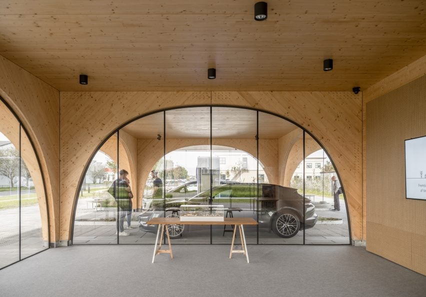 Интерьер и арочное окно зарядной станции для электромобилей от EFFEKT в Дании