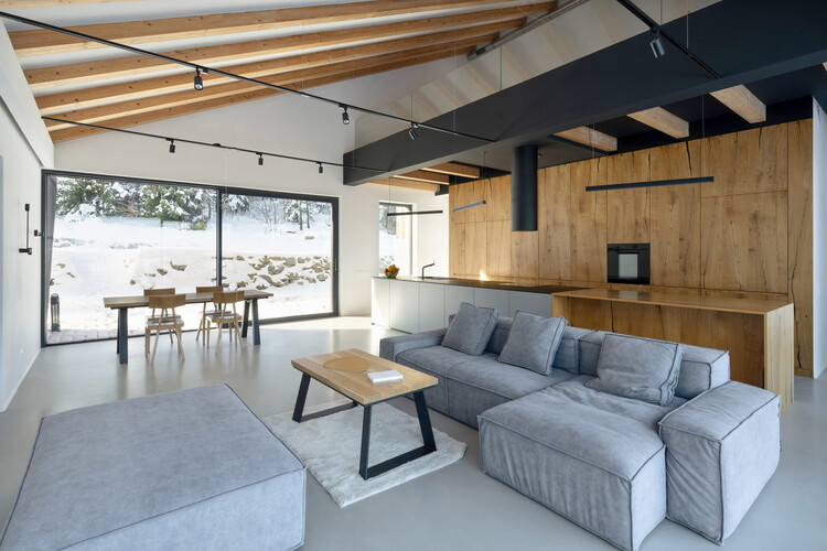Дом в Бескидах / RS + Robert Skitek - Фотография интерьера, гостиная, диван, стол, балка
