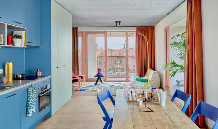   Жилой комплекс Domus Houthaven / Архитектура смены Урбанизм - Фотография интерьера, стол, стеллаж, стул