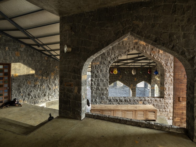 Padvi The Verandah House / PMA madhushala - Фотография интерьера, арка, аркада