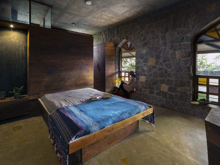 Padvi The Verandah House / PMA madhushala - Фотография интерьера, спальня, кровать, окна