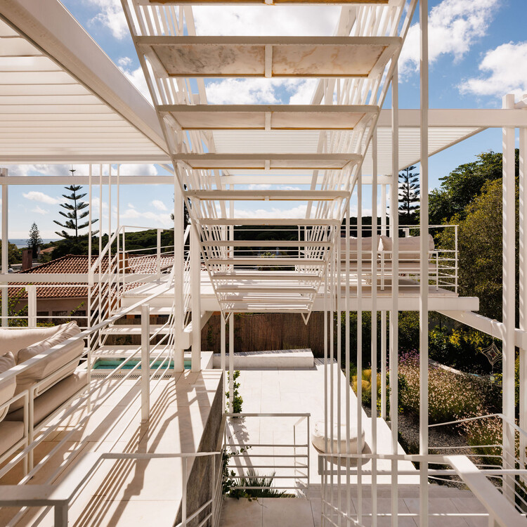 Дом в строительных лесах / Antonio Costa Lima Arquitectos - Фотография интерьера, фасад, балка, перила