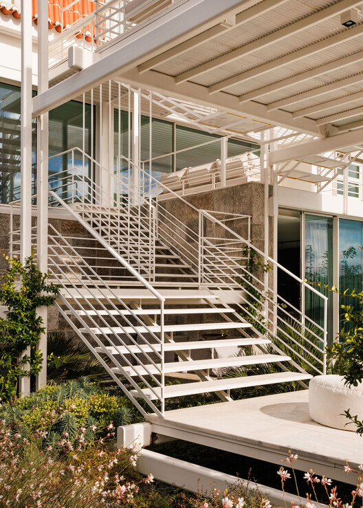 Дом в строительных лесах / Antonio Costa Lima Arquitectos - Фотография интерьера, лестница, фасад, перила, балка