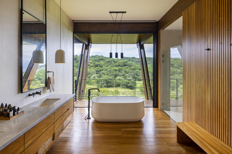 Дом Лома Саграда / Salagnac Arquitectos - Фотография интерьера, ванная комната, ванна, окна