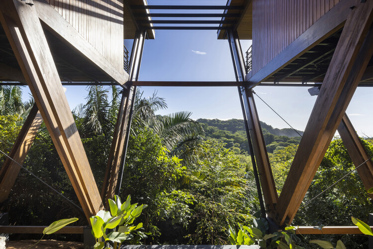 Дом Лома Саграда / Salagnac Arquitectos - Фотография интерьера, балка, лес, сад