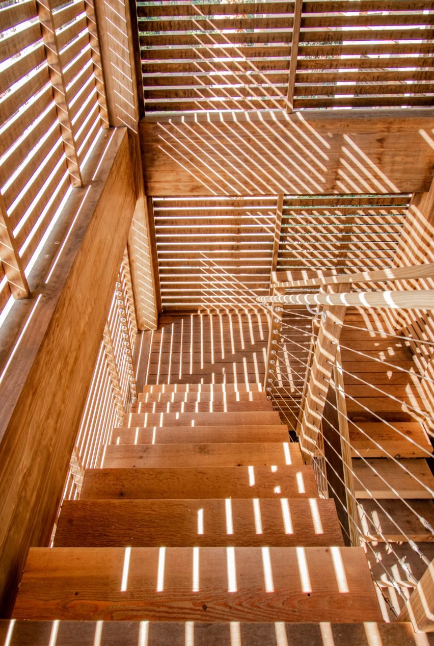 Залитая солнцем деревянная лестница