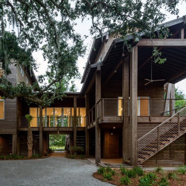 Habitable Form создает вертикальный дом для лесного участка в Южной Каролине