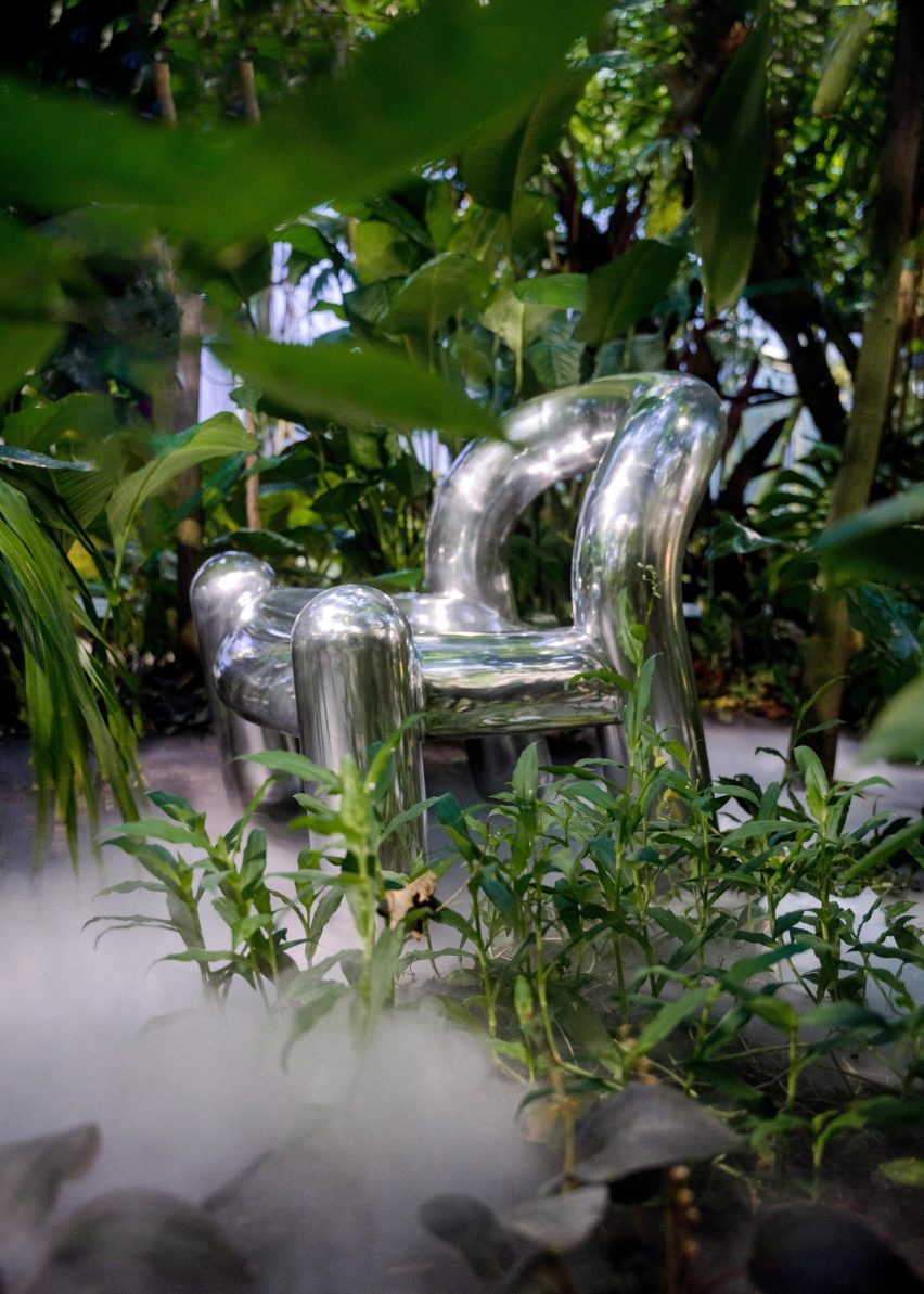 Серебряная версия кресла Reality, созданная в виртуальной реальности Александром Лервиком и Густавом Винстом.