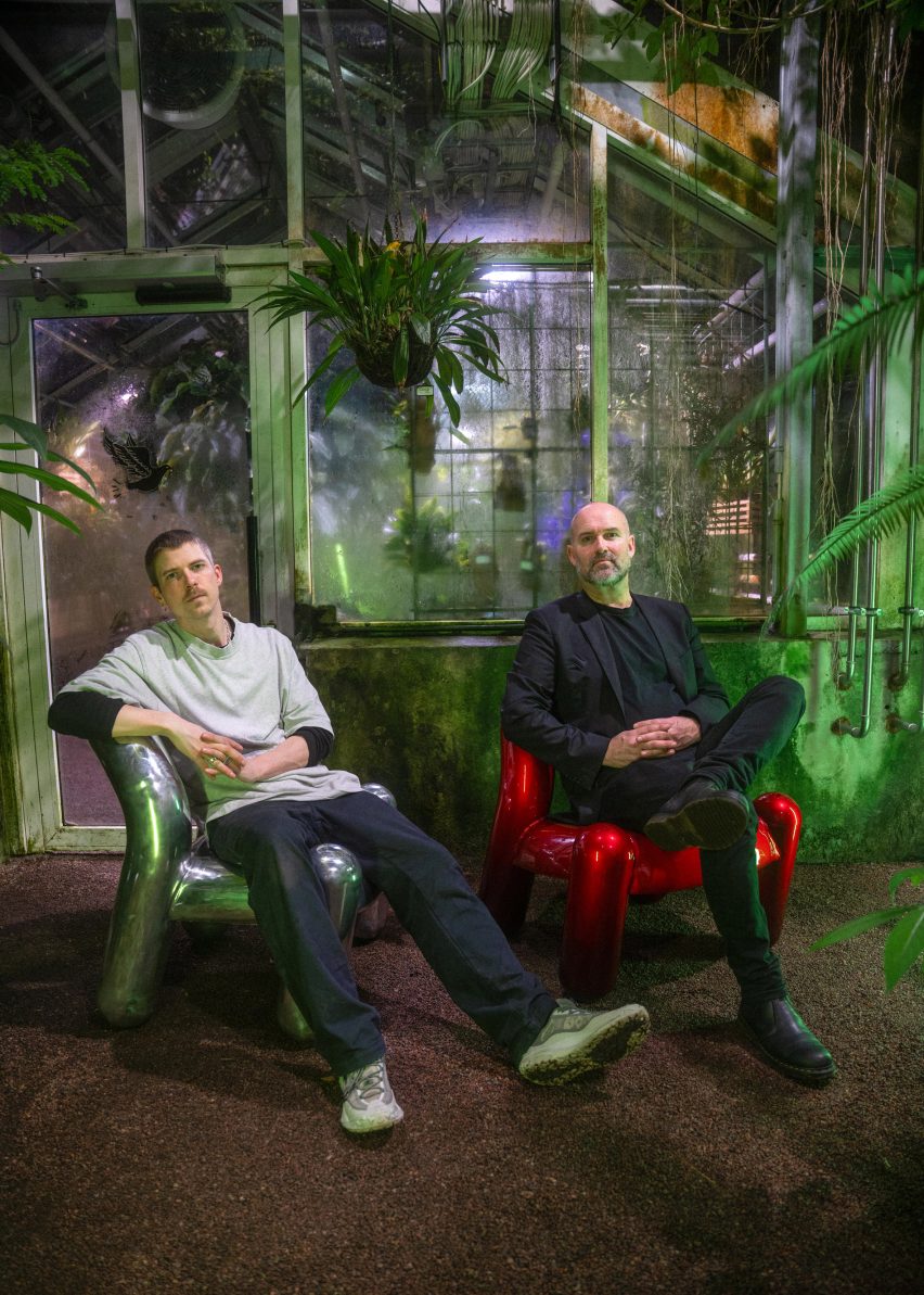 Александр Лервик и Густав Уинст сидят на своих стульях в реальности