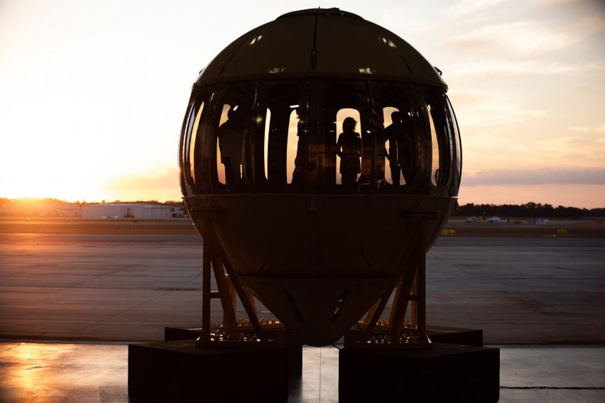 Изображение людей, стоящих в испытательной капсуле Excelsior, с подсветкой