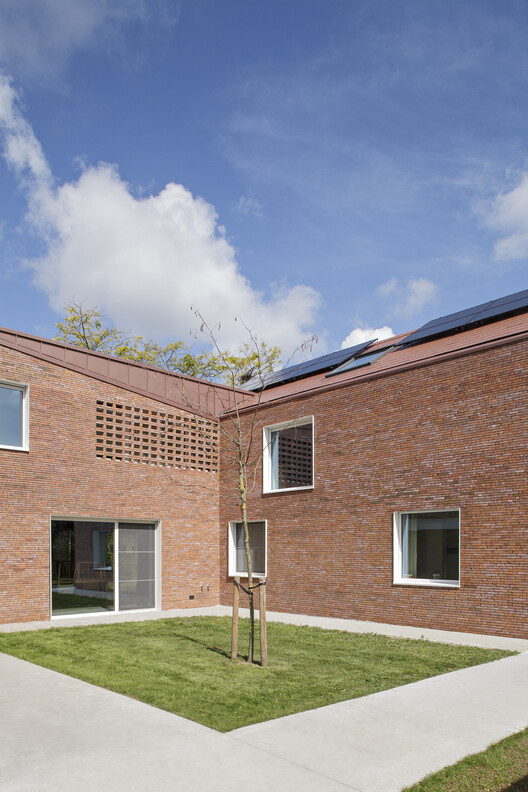 Дом-приют для детей De Sibbe / Atelier M Architects + Planners от - Фотография экстерьера, окна, кирпич, фасад