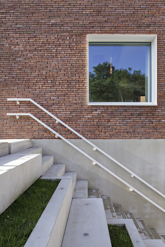 Детский приют De Sibbe / Atelier M Architects + Planners от - Фотография экстерьера, окна, лестница, кирпич, фасад, перила