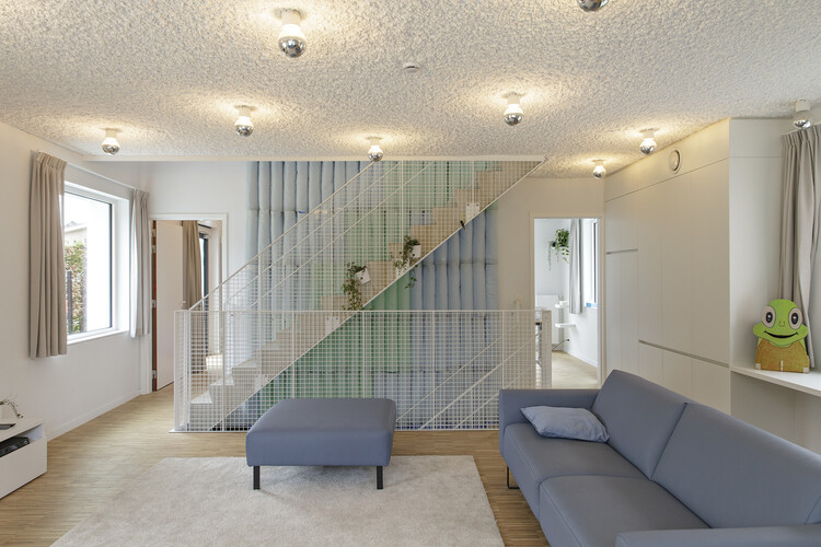 Приют для детей De Sibbe / Atelier M Architects + Planners - Фотография интерьера, гостиной, перил