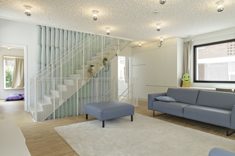 Дом-приют для детей De Sibbe / Atelier M Architects + Planners - Фотография интерьера, гостиной, окон