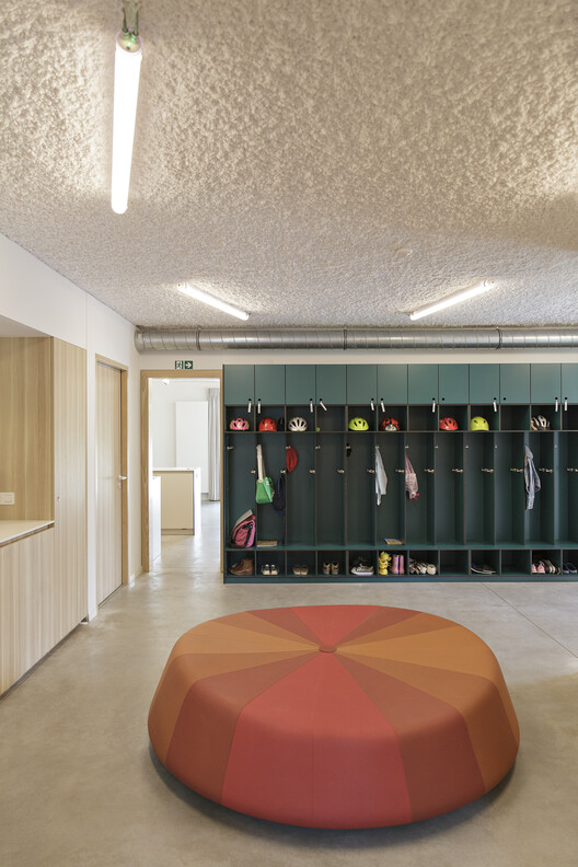 Дом-приют для детей De Sibbe / Atelier M Architects + Planners by - Фотография интерьера, гардероб