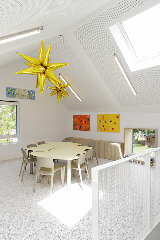 Дом-приют для детей De Sibbe / Atelier M Architects + Planners - Фотография интерьера, столовая, стол, стул, окна