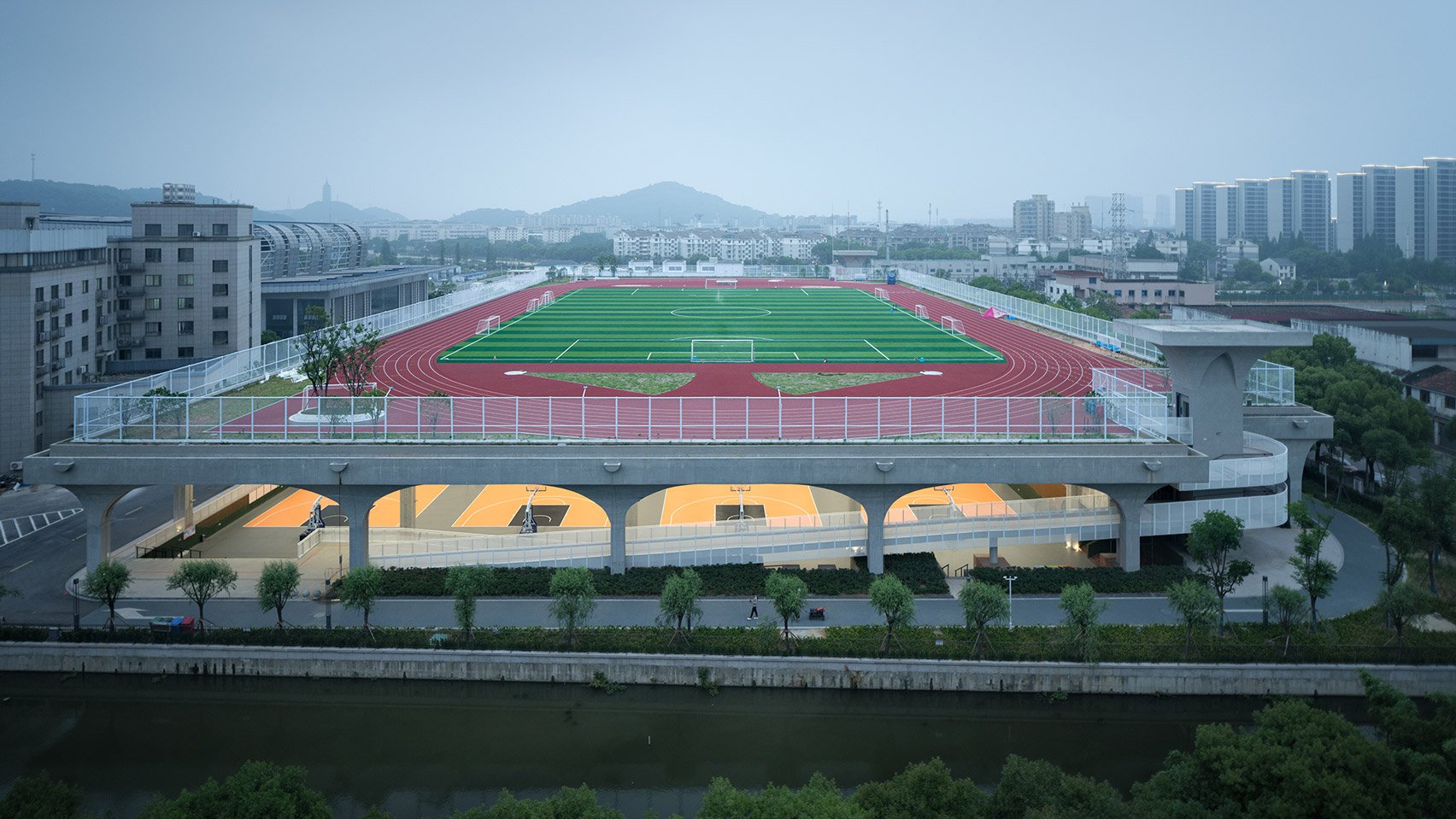 Бетонные своды поддерживают футбольное поле на крыше в Китае от UAD