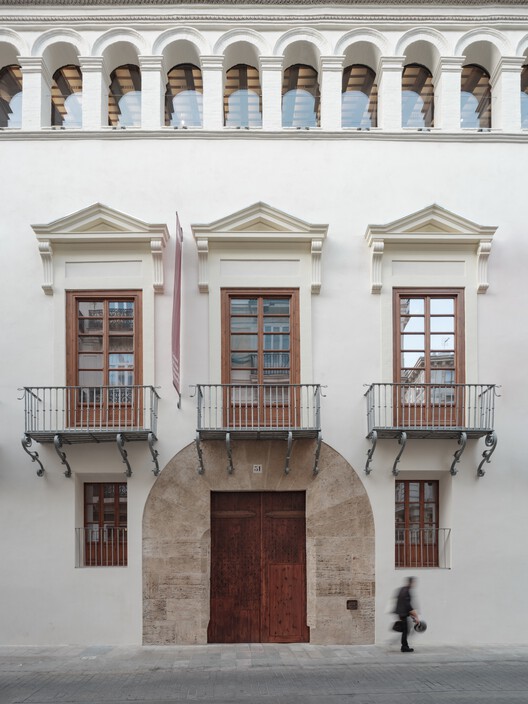 Центр искусств Гортензии Эрреро / ERRE arquitectura - Фотография интерьера, окна, фасад, арка, аркада