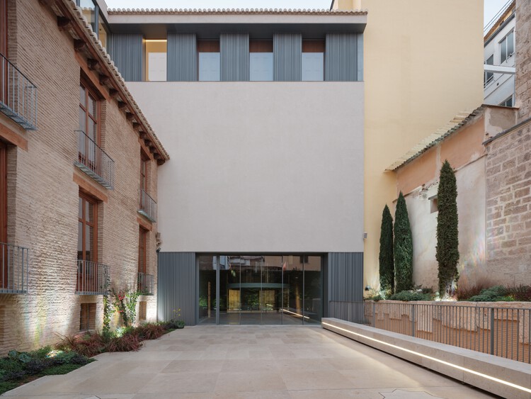 Центр искусств Гортензии Эрреро / ERRE arquitectura - Фотография интерьера, окон, фасада, двора