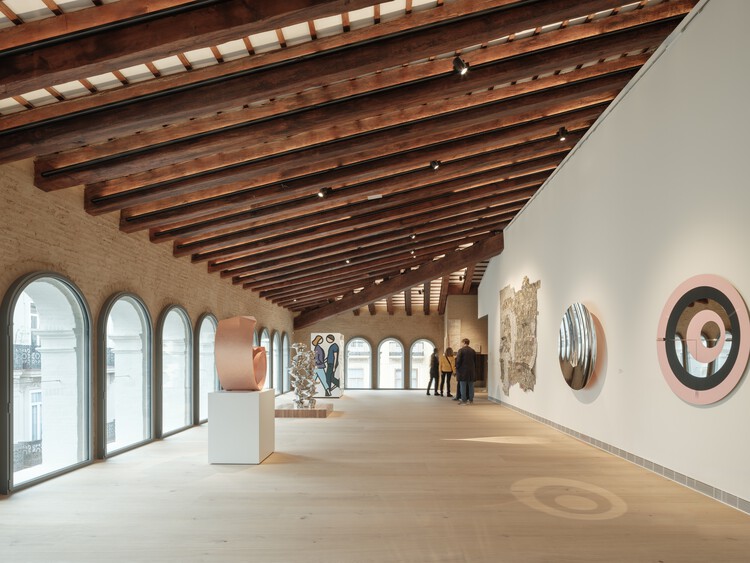 Центр искусств Гортензии Эрреро / ERRE arquitectura - Фотография интерьера, балка, аркада