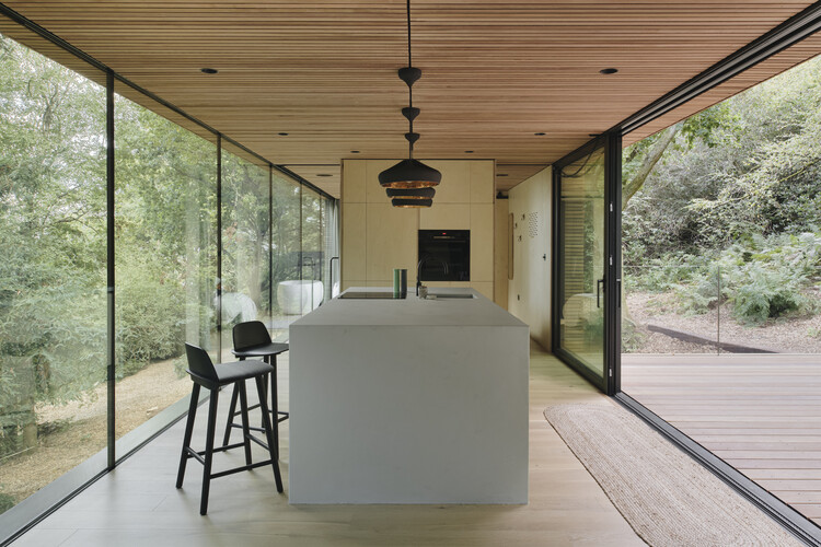 Looking Glass Lodge / Michael Kendrick Architects — Фотография интерьера, кухня, стул, балка