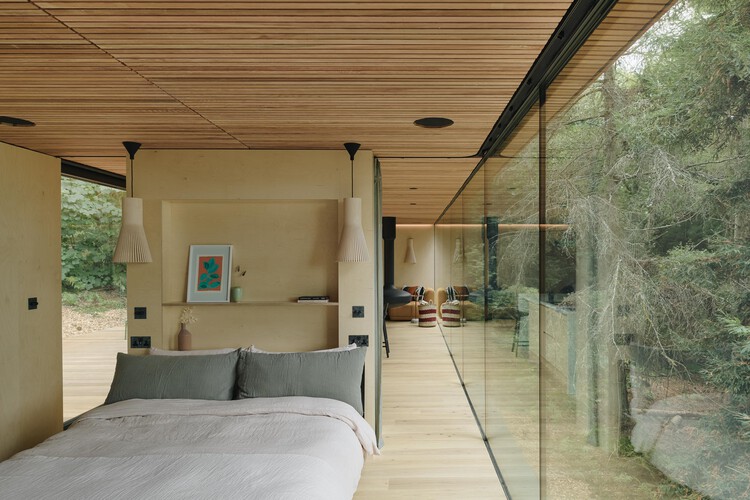 Looking Glass Lodge / Michael Kendrick Architects — Фотография интерьера, спальня, балка