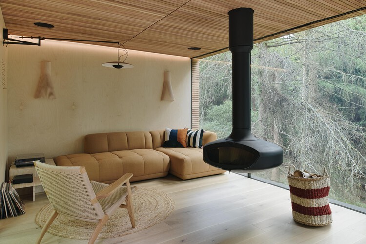 Looking Glass Lodge / Michael Kendrick Architects — Фотография интерьера, гостиная, дерево, стул, балка
