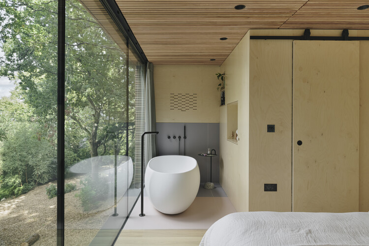 Looking Glass Lodge / Michael Kendrick Architects — Фотография интерьера, ванная комната, окна, ванна, дверь