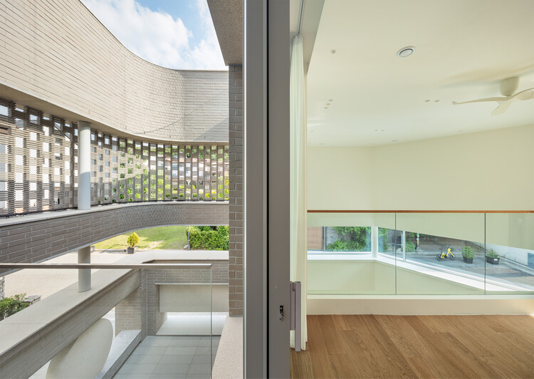 Дом с двумя дворами в Пангё / June Architects - Фотография интерьера, кухня, фасад, окна, перила