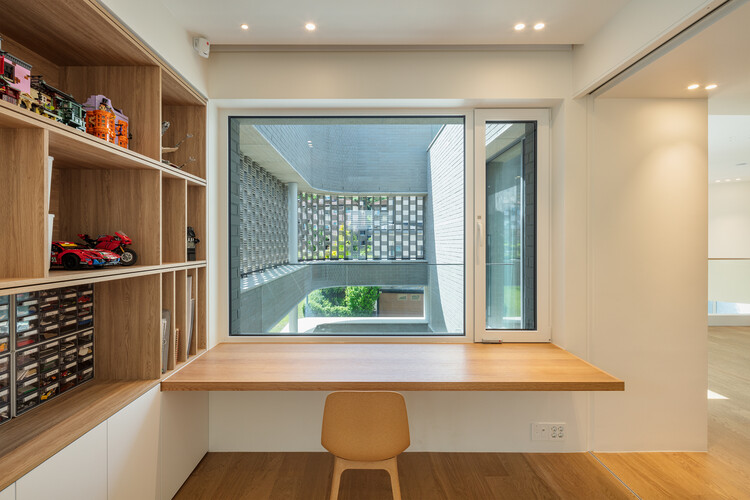 Дом с двумя дворами в Пангё / June Architects — фотография интерьера, стеллажи, столешница, окна
