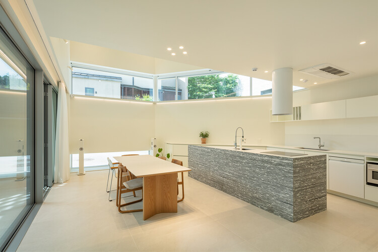 Дом с двумя дворами в Пангё / June Architects — фотография интерьера, кухня, стол, окна, стул, столешница