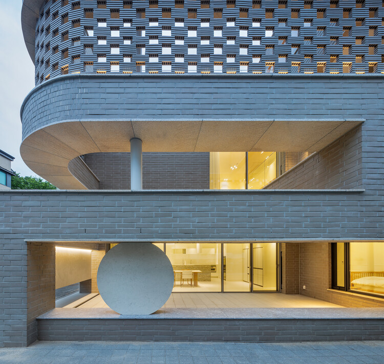 Дом с двумя дворами в Пангё / June Architects — фотография экстерьера, освещение, окна, фасад