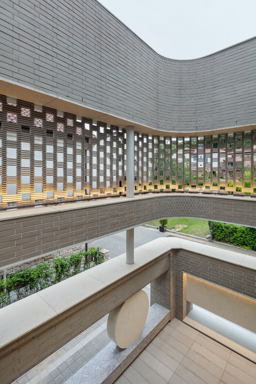 Дом с двумя дворами в Пангё / June Architects — фотография экстерьера, фасад