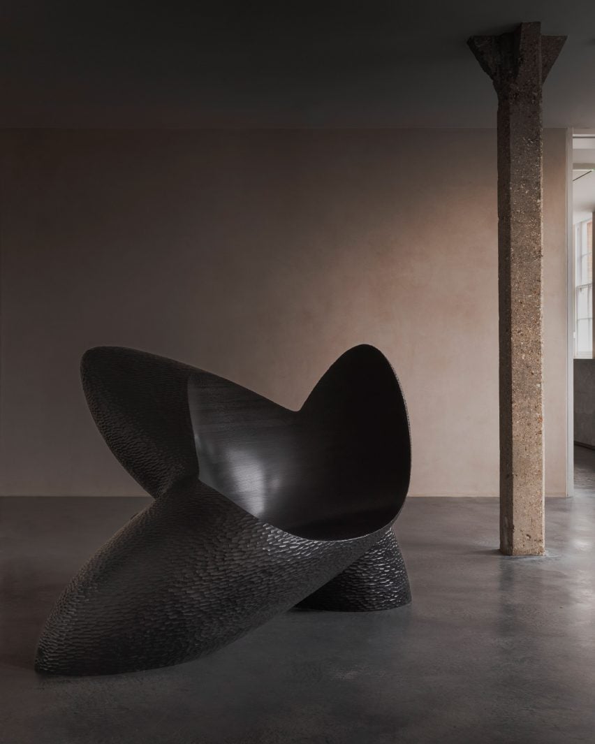 Фотография скульптурного сиденья на выставке Suspended Disbelief работы Wendell Castle в галерее Carpenters Workshop, Лондон.