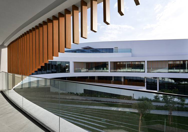 The H Residence / Tariq Khayyat Design Partners - tkdp - Фотография интерьера, лестница, окна, фасад, перила