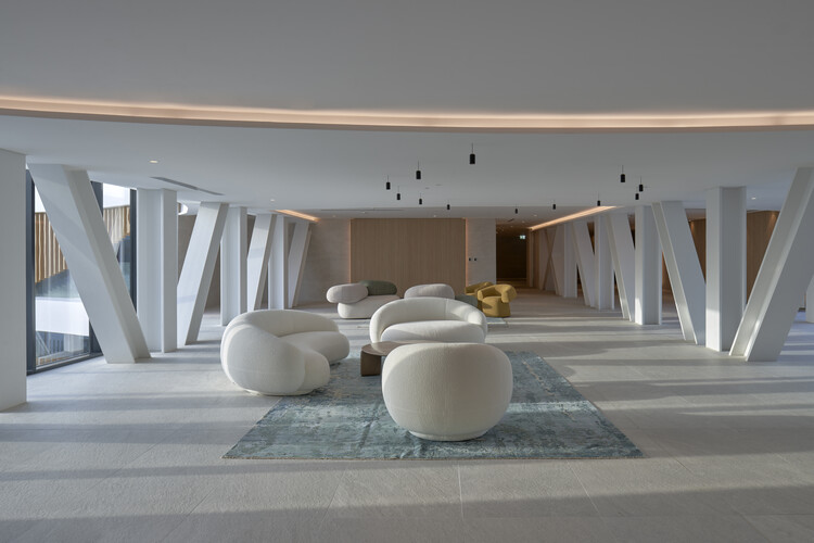 The H Residence / Tariq Khayyat Design Partners - tkdp - Фотография интерьера, гостиная, стол, стул, колонна