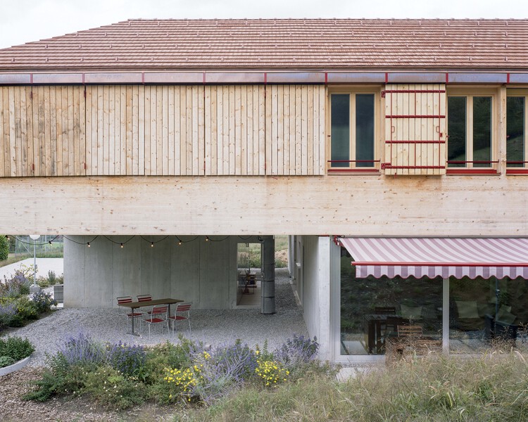 Общественное жилье в Вилли / Madeleine Architects + Studio Francois Nantermod - Фотография экстерьера, окна, фасад, стул