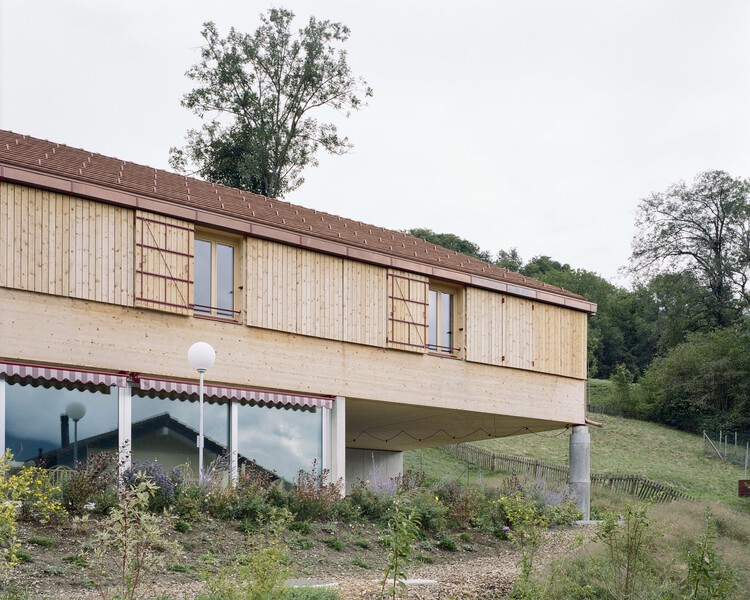 Общественное жилье в Вилли / Madeleine Architects + Studio Francois Nantermod - Фотография экстерьера, окна, фасад