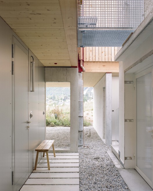 Общественное жилье в Вилли / Madeleine Architects + Studio Francois Nantermod - Фотография интерьера, скамейка