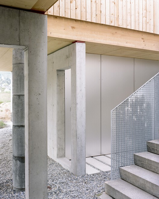 Общественное жилье в Вилли / Madeleine Architects + Studio Francois Nantermod - Фотография интерьера, лестница, фасад, бетон, перила, балка