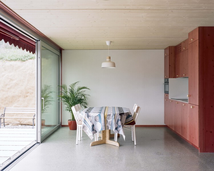 Общественное жилье в Вилли / Madeleine Architects + Studio Francois Nantermod - Фотография интерьера, стул, балка