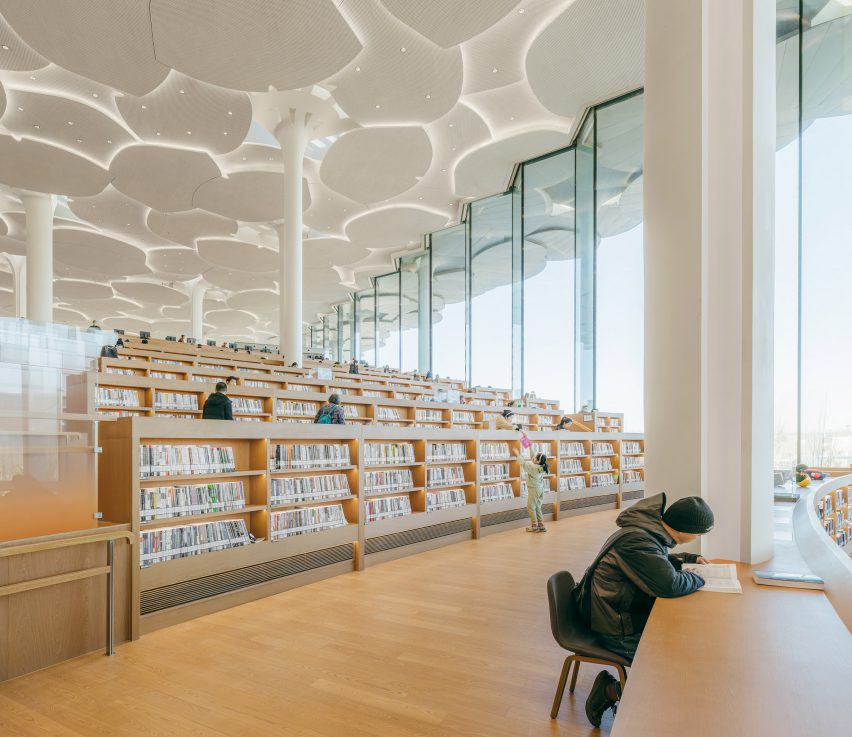 Учебная зона в городской библиотеке Пекина от Snøhetta