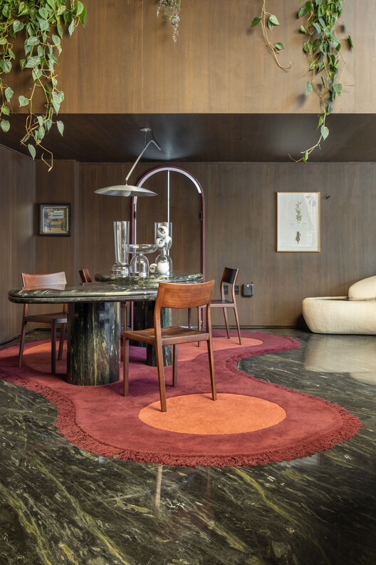 Бар [t3chno.DELTA] / Jeferson Branco Arquitetura - Фотография интерьера, стол, дерево, стул